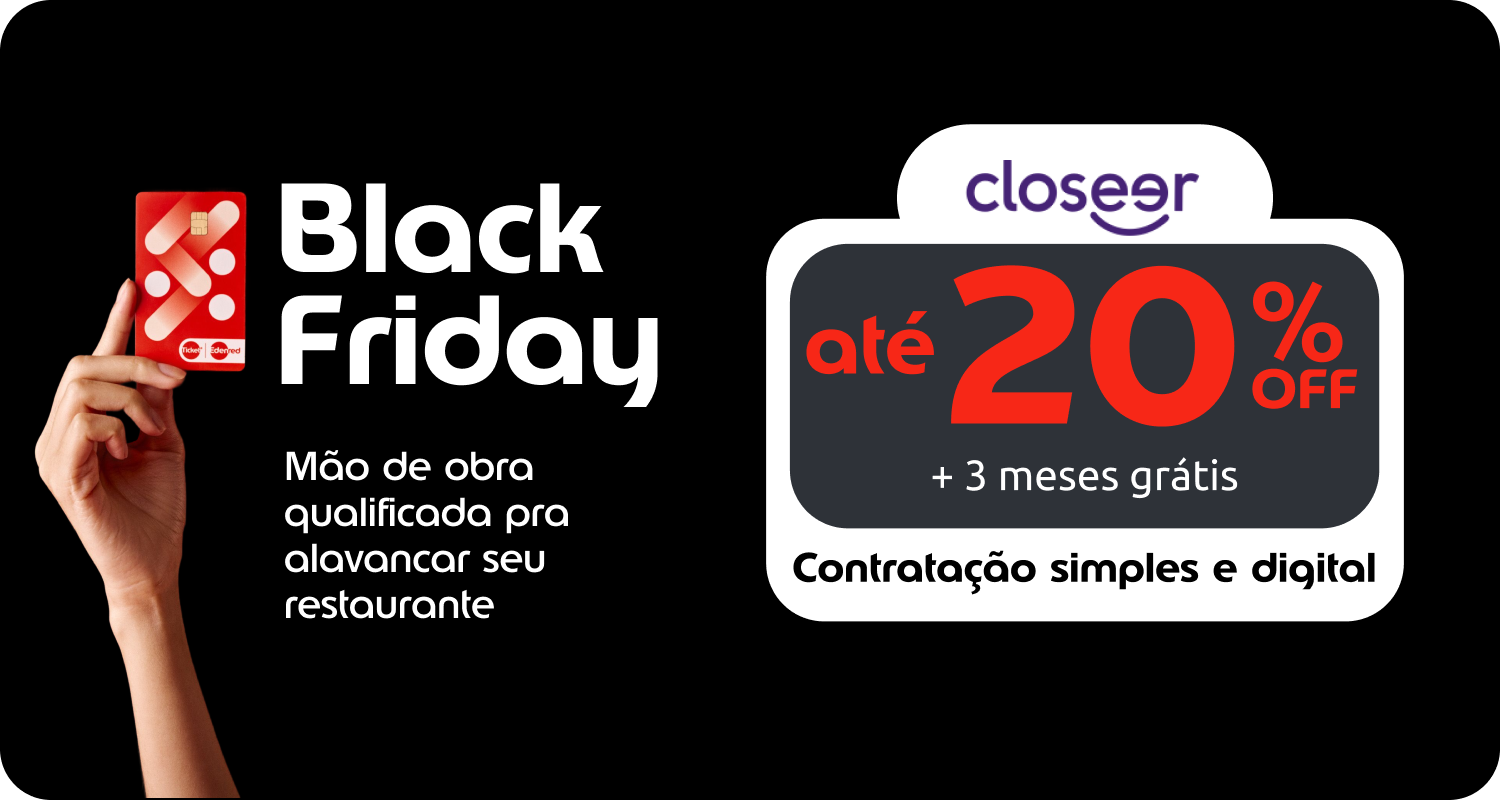 Mão segurando cartão vermelho à esquerda e, à direita, oferta até 20% off + 3 meses grátis